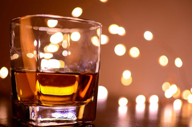 alcohol-amber-background-928904