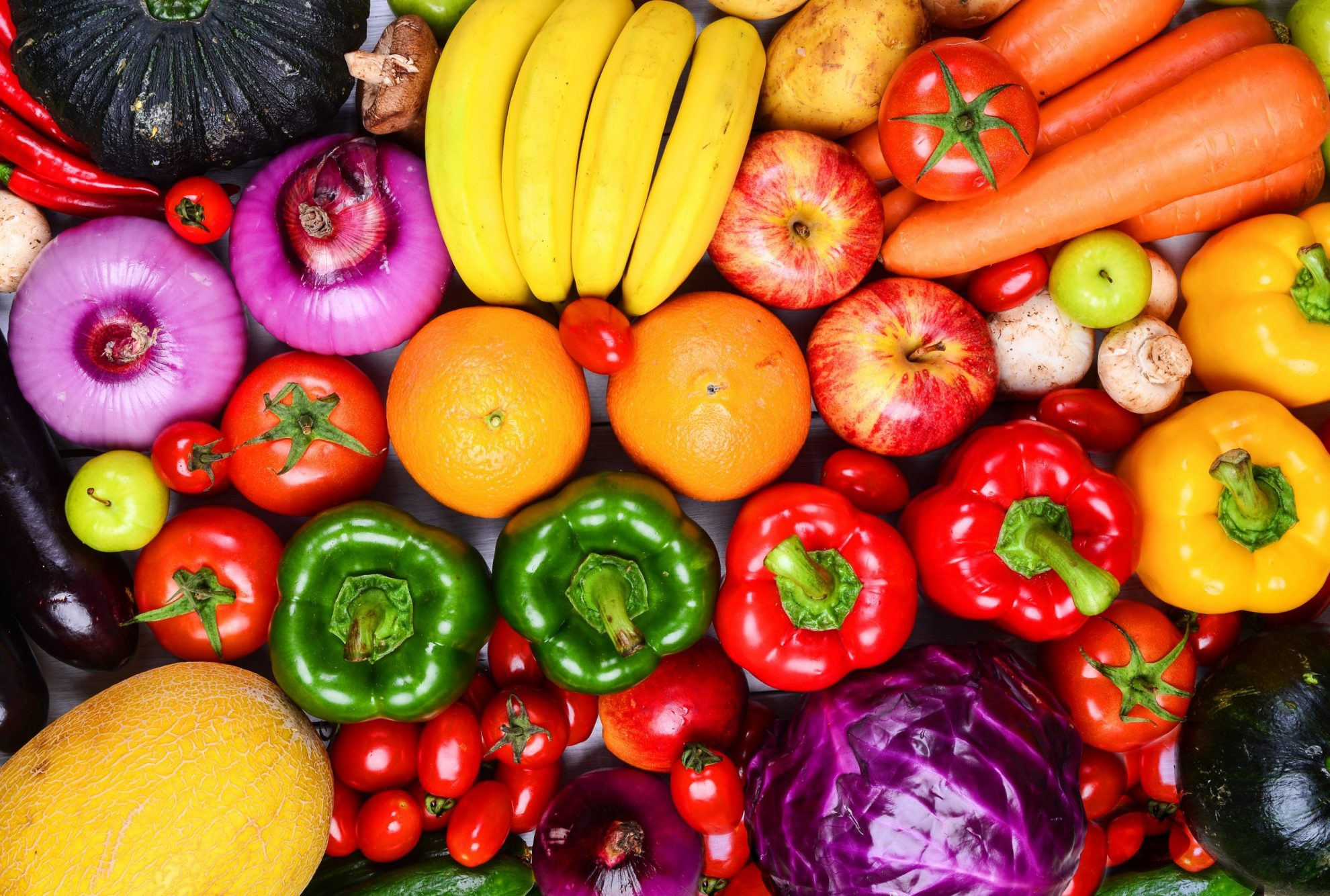Did you know that tomatoes are technically fruits but are considered vegetables for legal purposes? The line between these two types of products is not always clear. That’s why today we help you discern what is the difference between fruits and vegetables.