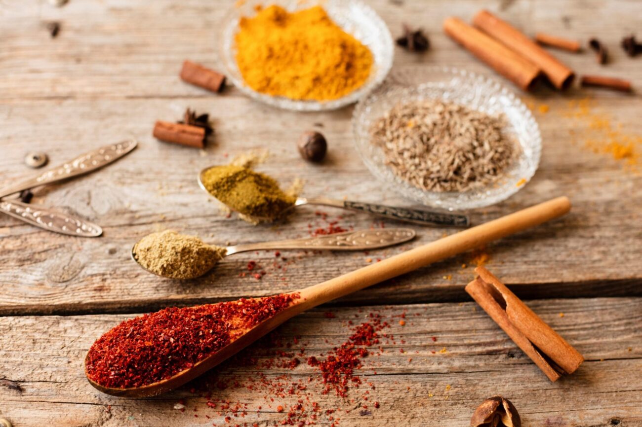 Photo of spoon and plates with curry powder illustrates blog: "Which Type of Curry Is the Hottest?"