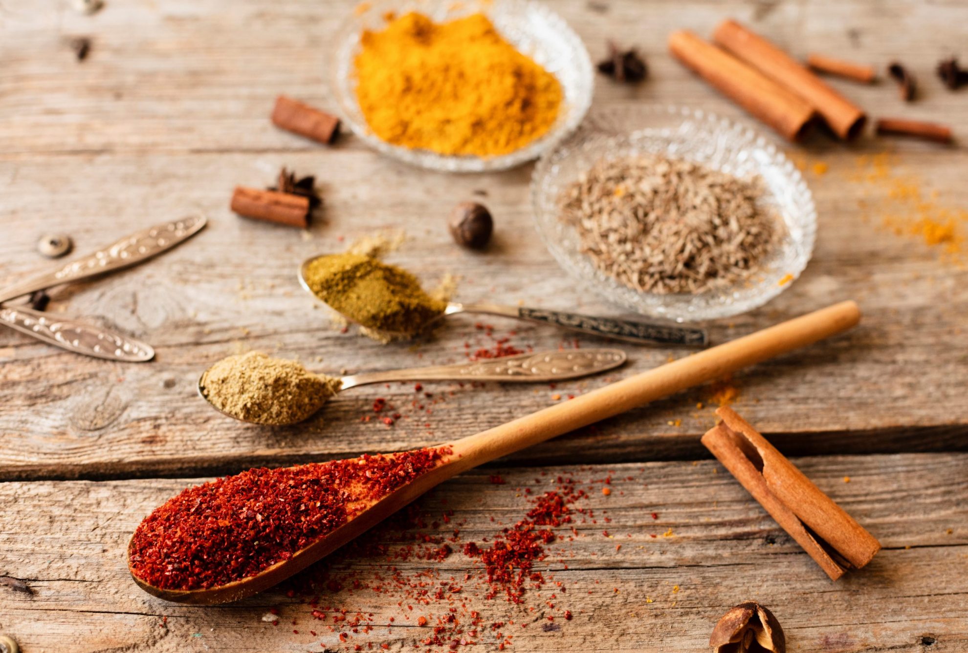 Photo of spoon and plates with curry powder illustrates blog: "Which Type of Curry Is the Hottest?"