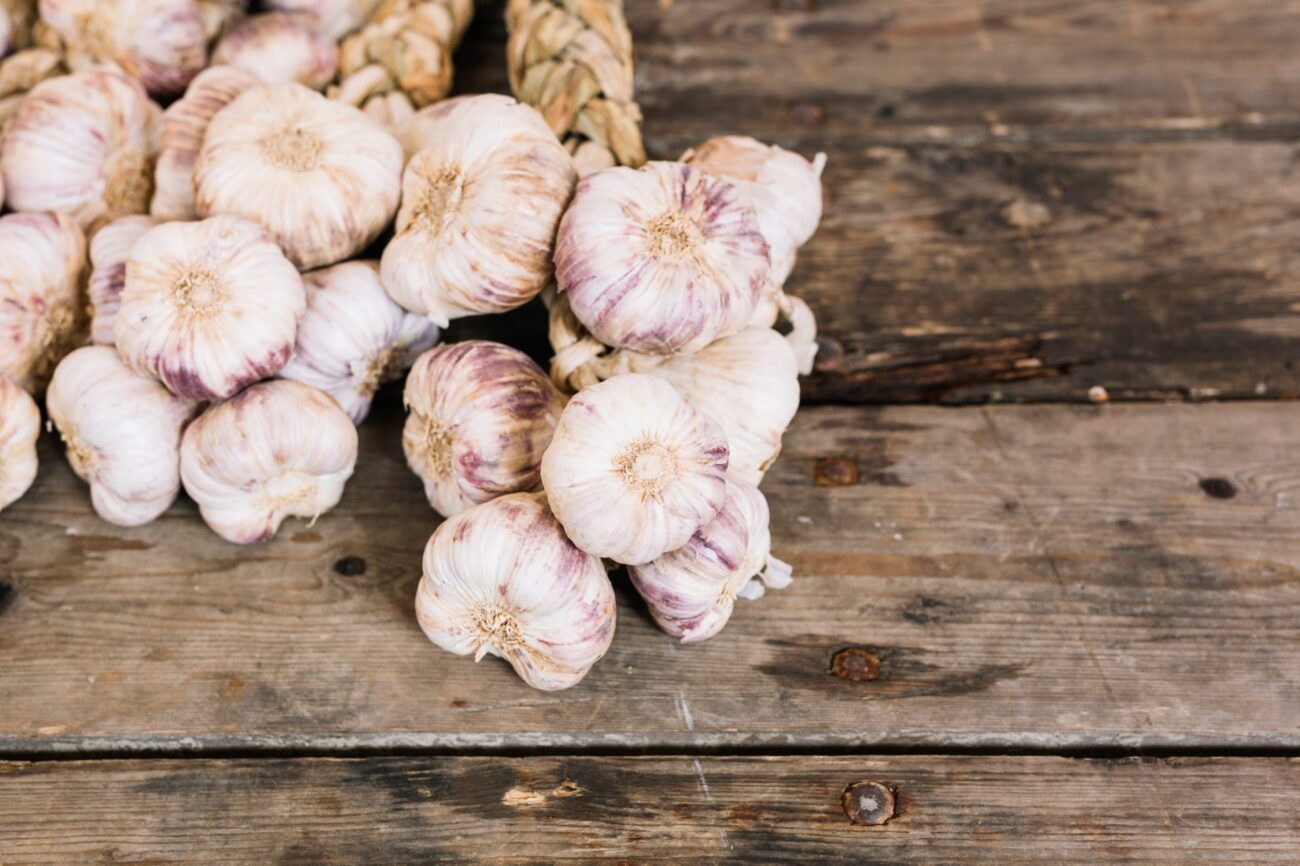Garlic cloves illustrate the blog "Does Garlic Go Bad?"