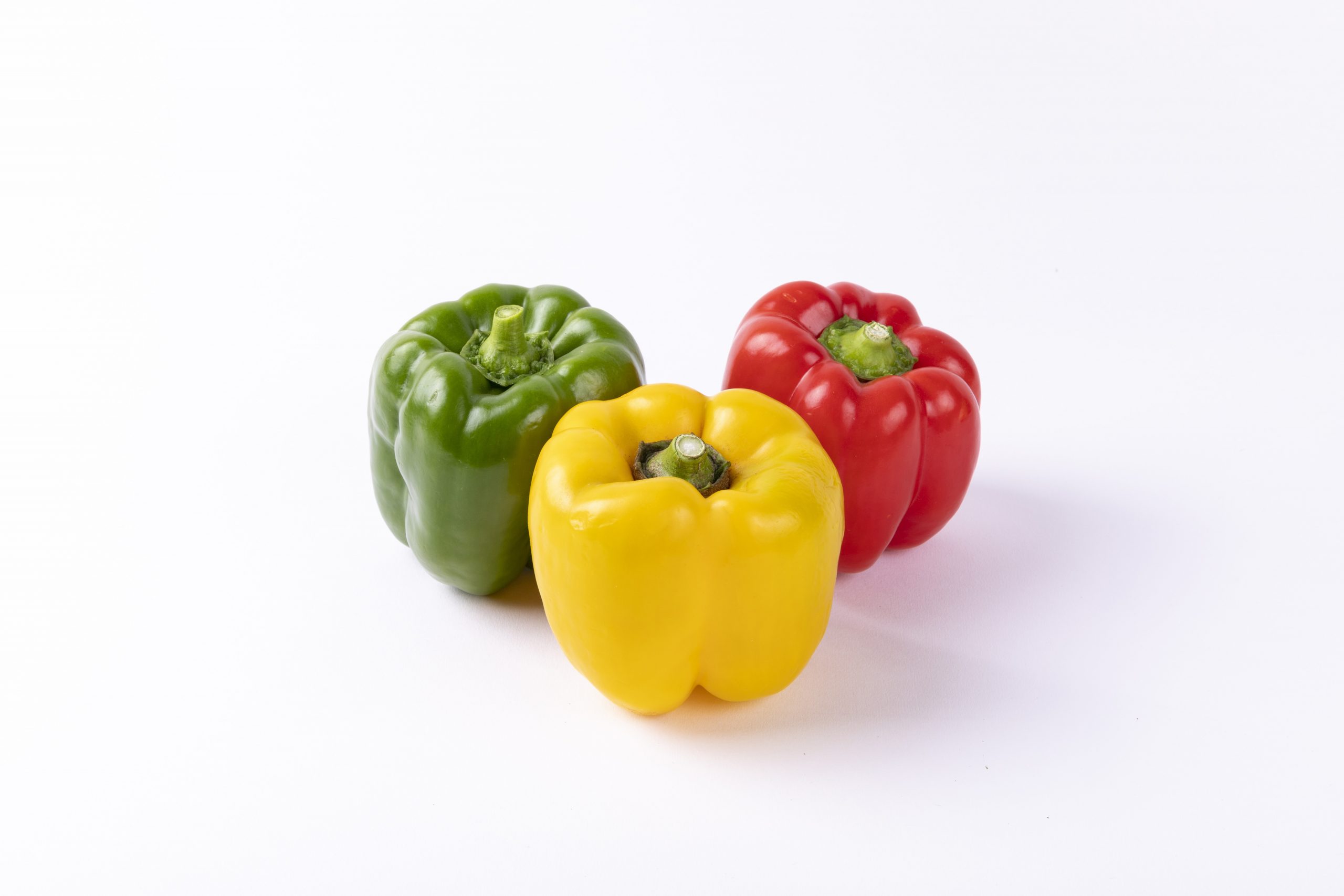 Different types of bell peppers illustrate blog "Bell Pepper vs Pimento: What Is the Difference?"