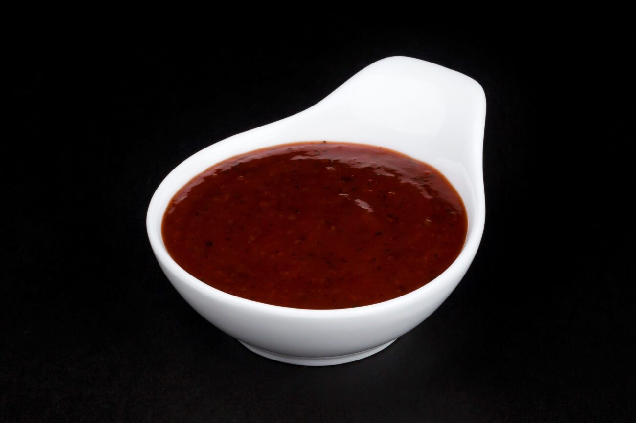 Ceramic recipient with port wine sauce.