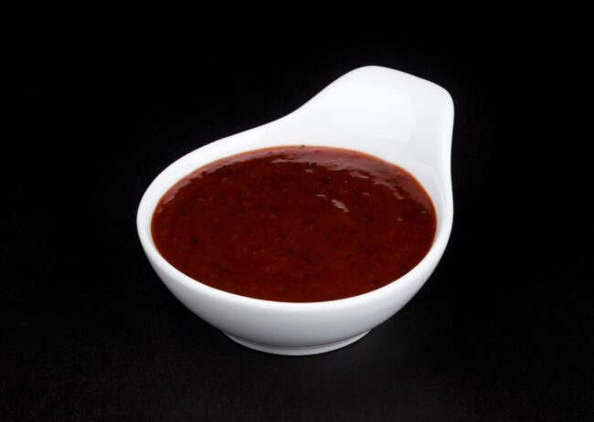 Ceramic recipient with port wine sauce.