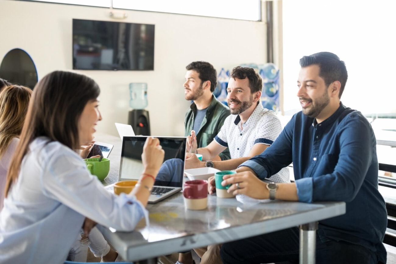 employees sharing lunch showing corporate catering benefits in the workplace